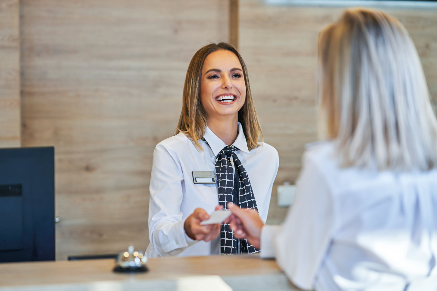 front office manager accueil un client